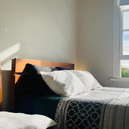 Wayne'S World Westport Hostel Екстериор снимка
