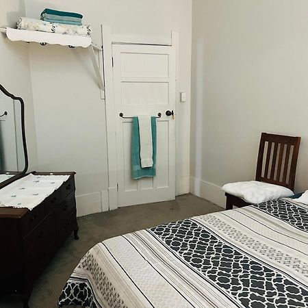 Wayne'S World Westport Hostel Екстериор снимка