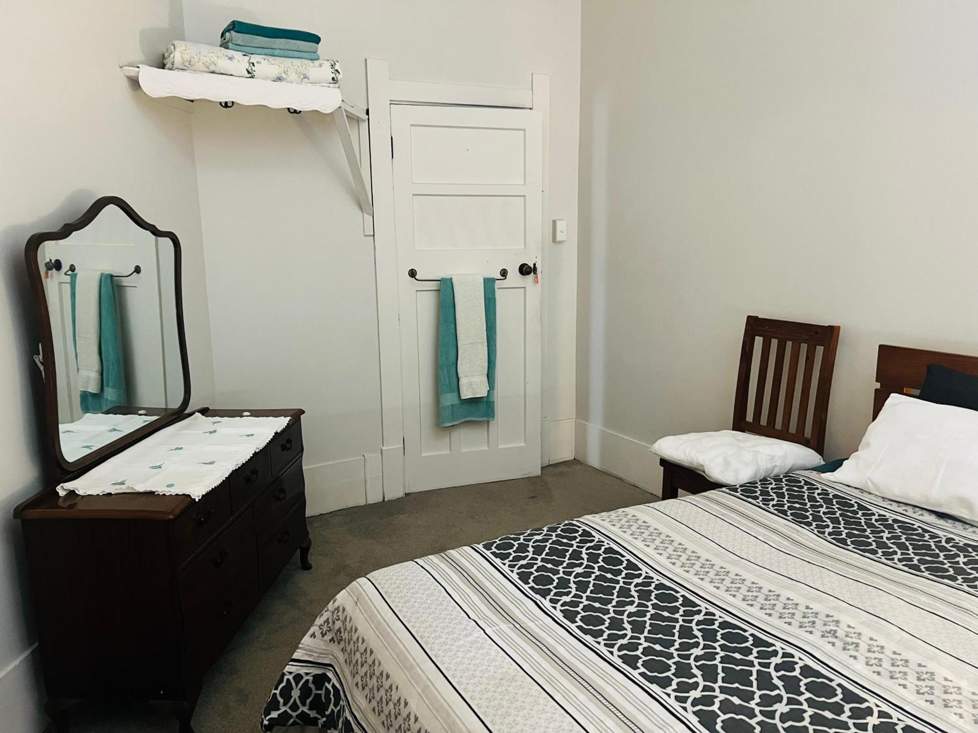 Wayne'S World Westport Hostel Екстериор снимка